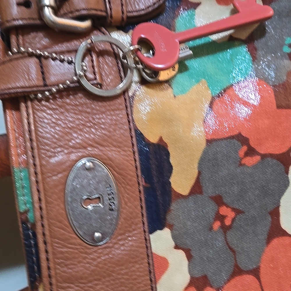 Fossil Leather Keyper Bag - Picture 2 of 7